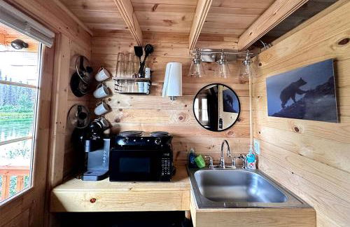 Romantic Lakefront Cabin with Mountain Views, Perfect for a Trip to Cantwell, Alaska - Foto 3