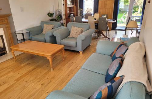 Spacious 5 Bedroom 11 Guest Family House in Horsham - Photo 3