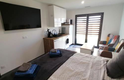 Studio BLEU, Neuf, classé 3 étoiles, Clim, Wifi, Lave-linge, Lit King Size, au calme et à 800m des plages de Valras Plage - Foto 1