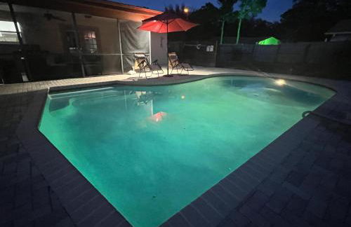 Dream Vacation Home w Heated Pool Close to Beaches Clearwater St Pete Quiet with Big Backyard - Foto 7