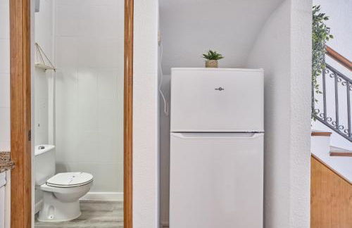 Sunny Coastal Retreat with Pool & Terrace - Foto 34