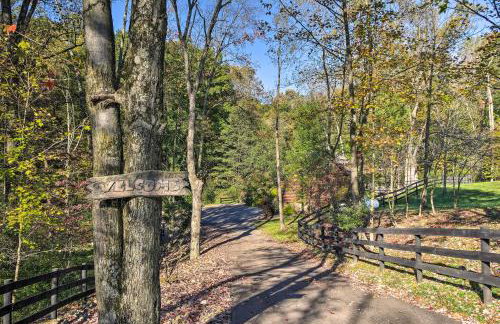 Rustic Dundee Log Cabin with Hot Tub and Forest Views! - Foto 15