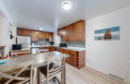 Spacious Arvada Family Home with King Beds and Office - Foto 8