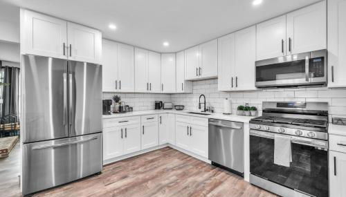 Comforting Retreat Near Woodfield Mall home - Photo 2