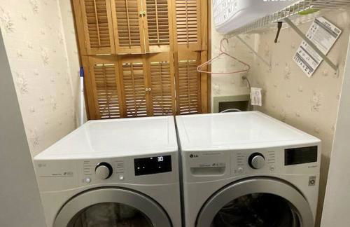 The Gingerbread House - 4 BR chalet, Sunroom, Deck, sleeps 10, modern amenities - Foto 31