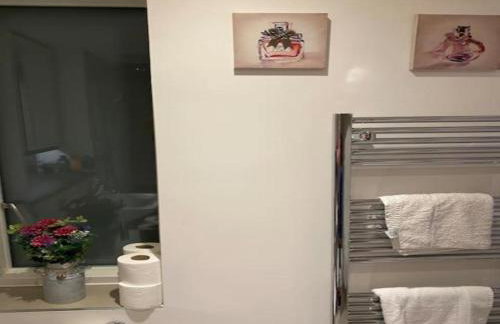 Exquisite & Contemporary 2 Bed Apartment w Parking 10 mins walk to Papworth, Addenbrookes hospitals & Bio Medical Campus - Foto 34