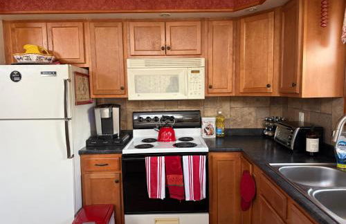 WOW!! Ultimate Pocono Retreat Hot Tub, Game Room, Fire Pit, Near Lakes & Hiking! - Foto 17