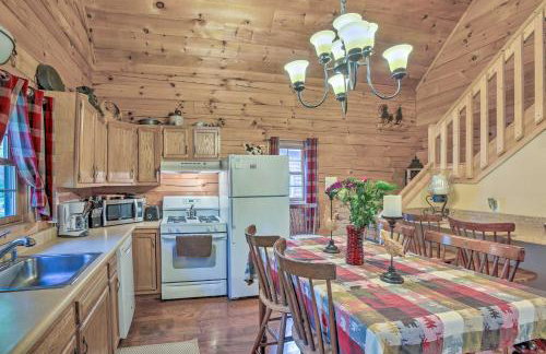 Resort Cabin with Fire Pit Golf, Hike and Play! - Foto 10