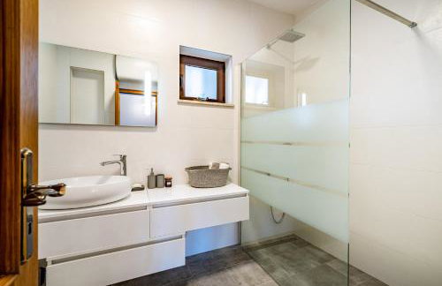 Villa Kadena - Luxury Seaside Villa with Private Heated Pool - Photo 51