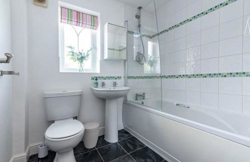 5Bed House with Games Room & Slide! Fast WiFI & FREE Parking - Photo 13