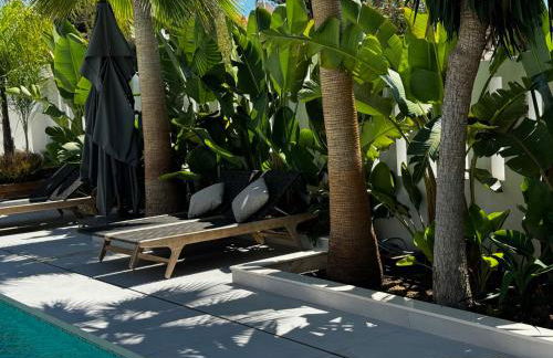 Marbella Bliss - Luxury 4-Bedroom VILLA with Garden, Private POOL & Jacuzzi, Marbesa near- 5 min to the Cabopino Beach - Photo 16