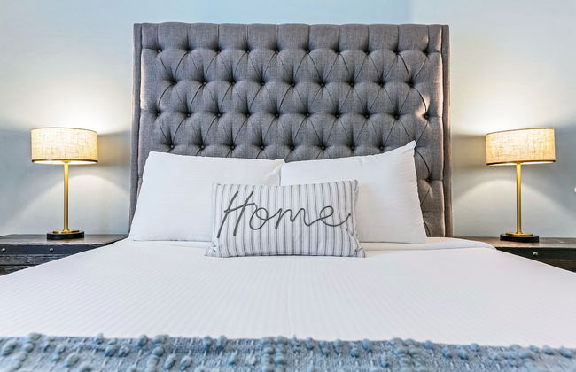 Spacious 5BR Urban Retreat with Balcony & Pool - Foto 14