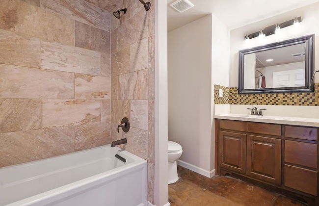 7BR Lakefront Haven Pool Hot Tub Gated 4acres - Foto 18