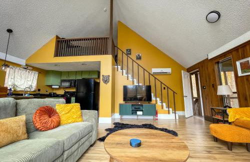 Chalet w Hot Tub Fireplace Grill FirePit & Wifi - Photo 8