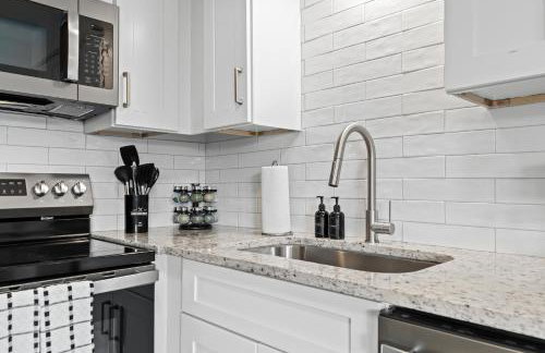 Renovated 1BR Upper Flat Modern King Suite - Foto 28