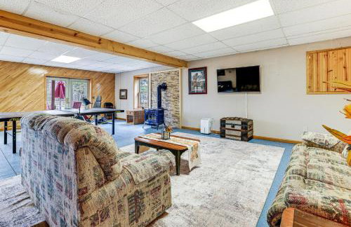 Spacious Log Home with 13 Acres, Ponds and Fire Pit! - Foto 24