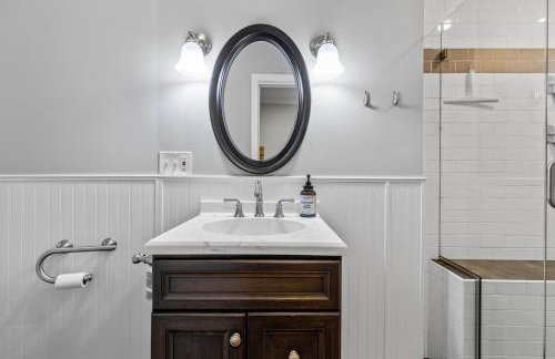 New England Nest - Modern 2BR Home with EV Charger - Foto 17