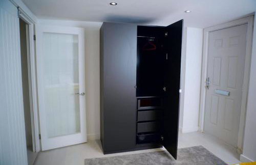 Perfect 1 Bed Apartment Sleeps 5 1 Kingsize bed 1 double Sofabed & Foldable Single bed Free Parking Wifi good transport network shopping Holiday Makers Families Contractors in North London - Photo 33