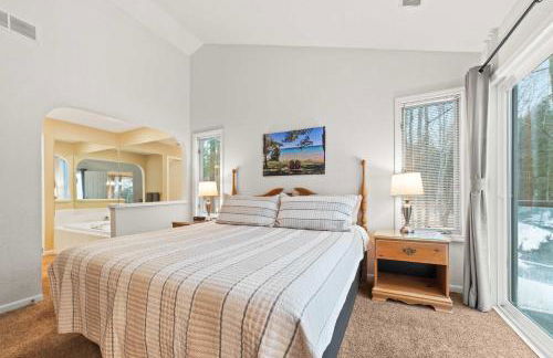 New, Spacious and charming, with a river view, conveniently located near skiing and golf - Foto 9