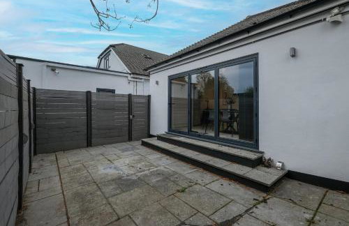 Modern Comfort 2-Bedroom, 2-Bathroom House - Photo 32