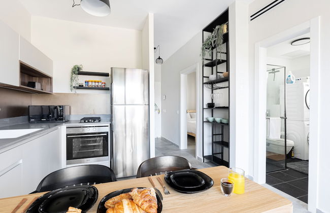 Chic Urban Getaway with Balcony & Mamad by Sea N Rent - Foto 11