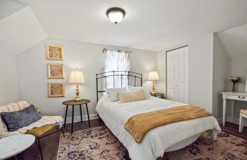 Cheerful 5-bedroom w/Screened Patio, Sleeps 10 in the heart of Fremont! - Foto 17