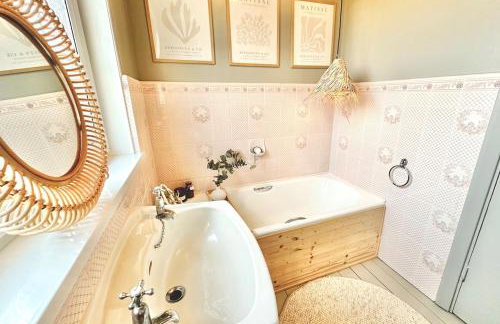 Elegant Coastal Home with Unrivalled Sea Views - Foto 4