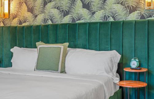 NEW Retro Escape 70's Vibes Wellness Game Room - Foto 25