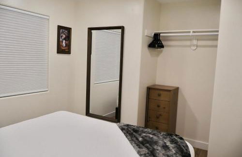 2 Masters, Newly renovated with new furnishings - 4BR 3BA - Photo 42