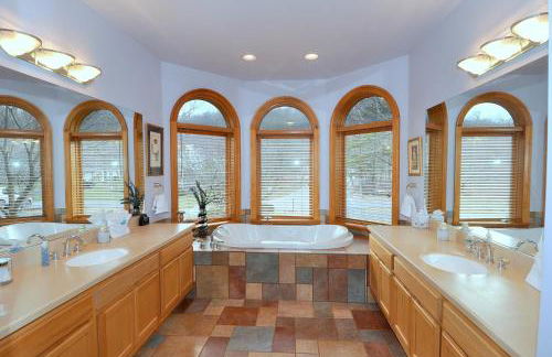 Redbud Keep - Unique Features, Movie Set Decor, Grill, Wifi, Family Friendly, Hiking, Billiard Table, Movie Theater Room, Fireplace, Golfing, View, 2 King Beds - Foto 33