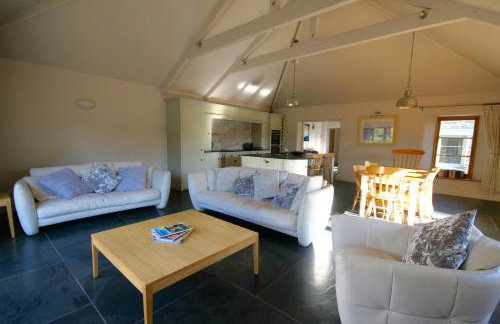 Putsborough Manor 3 Self Catering Cottages with Beach a short walk, dog friendly all year, On site Tennis, Play Area, Paddock, Spa baths, BBQ, Private Gardens, Superfast WIFI - Photo 14