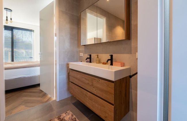 Cozy Villa With Lakeside Views - Photo 24