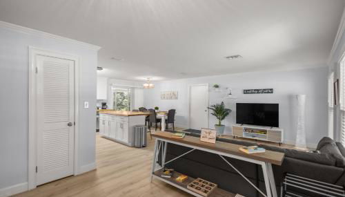 Cozy 4BR King Suite Home by WEC & Downtown! - Foto 2, stove, pet friendly