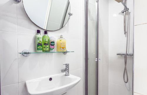 4BR Family Home, Garden, WiFi, 5mins to Elisabeth Line & 10min to Stratford - Foto 36