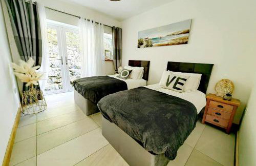 4 Bed Villa Sleeps 8 -private Terrace-free Parking - Foto 65