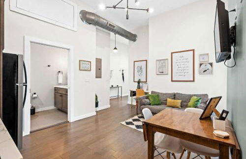 1BR with Parking - Walk to Convention Center & Stadiums - Foto 8