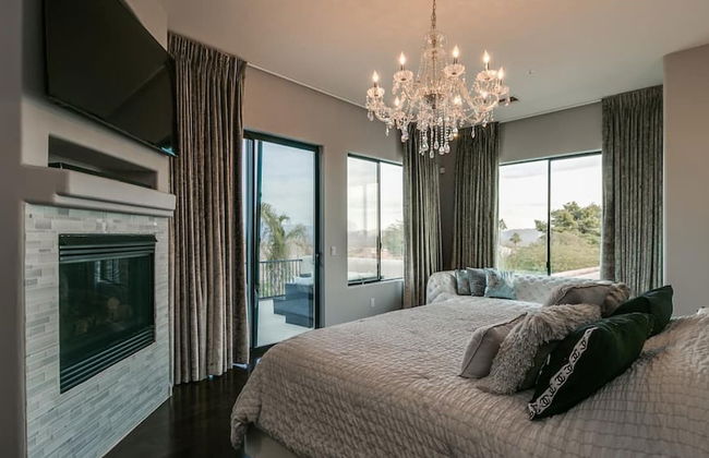 Luxury Contemporary Sanctuary w/ Pool and Views! - Foto 8