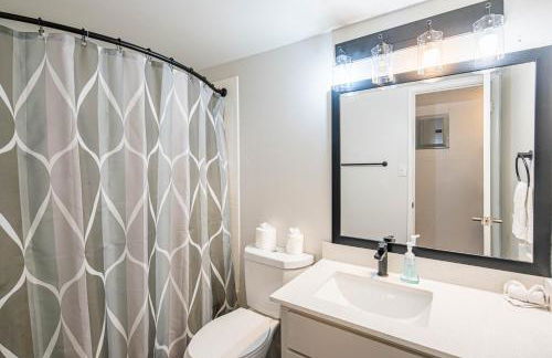 Spacious 2 Bedroom, 2 Bath, Pool, Free Parking, Gym - Foto 35