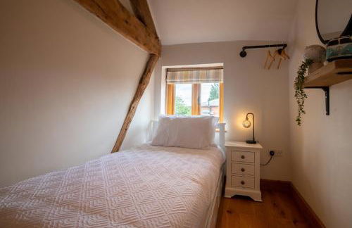 Apple Tree Cottage - Cosy 2 Bed with Deluxe HOT TUB & Log Burner - Photo 10