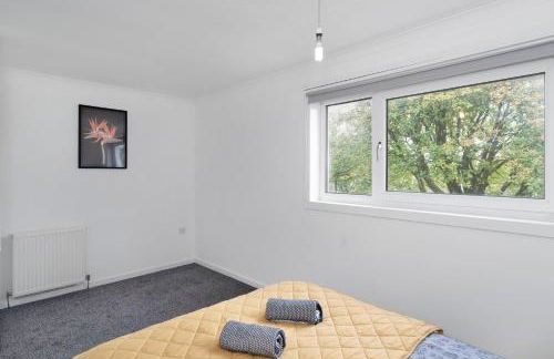 3BR Family House with Free Parking in West Lothian - Photo 21