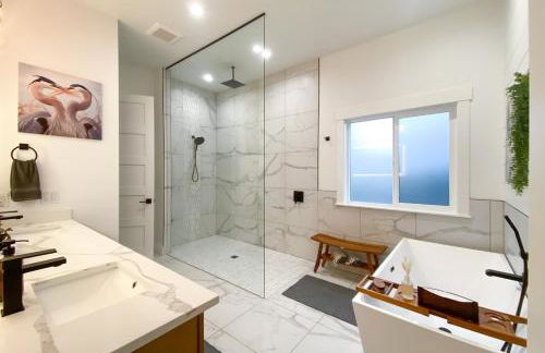 Luxe Port Lookout with waterfront, theater, games - Foto 9