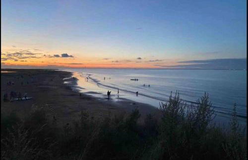 Oole 2 bed & en-suites house with parking near beach - Foto 30