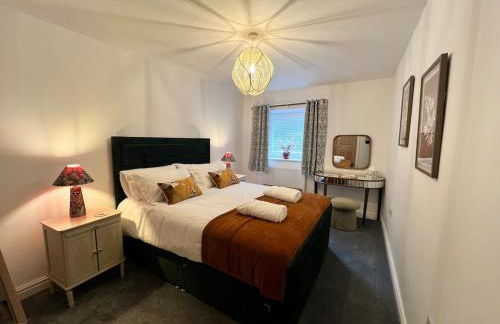 Old Betting Shop for 3 & Furry Friend - Photo 15