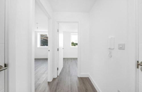 Stylish 2-Bed Apartment with Free Parking - Foto 1