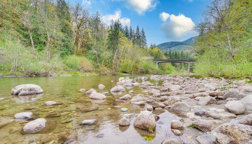 Riverfront Skykomish Cabin with Private Hot Tub! - Foto 2