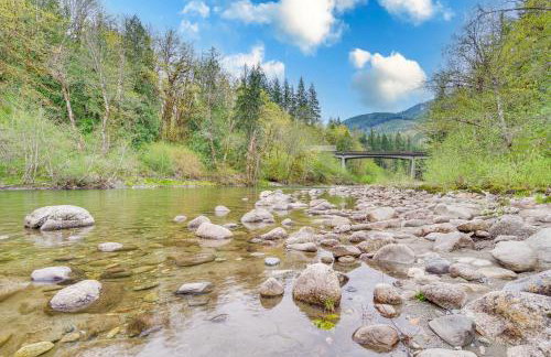 Riverfront Skykomish Cabin with Private Hot Tub! - Foto 2