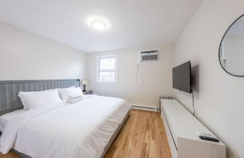 Modern 2BR 8 mins to Penn Station with WiFi and Laundry - Foto 13
