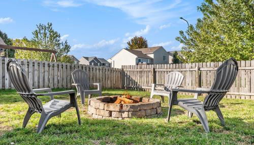 Elegant Escape-Fenced Yard BBQ & Cozy Fire Pit - Foto 5