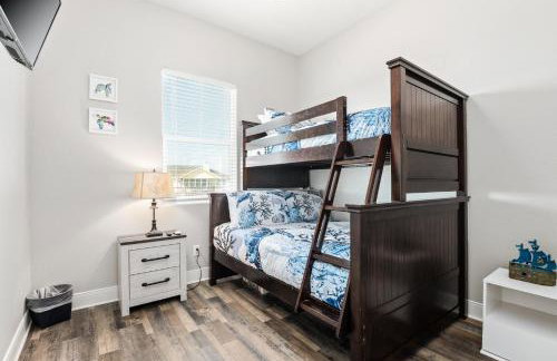 Stylish 4BR Crystal Beach Retreat Walk to Beach - Foto 31