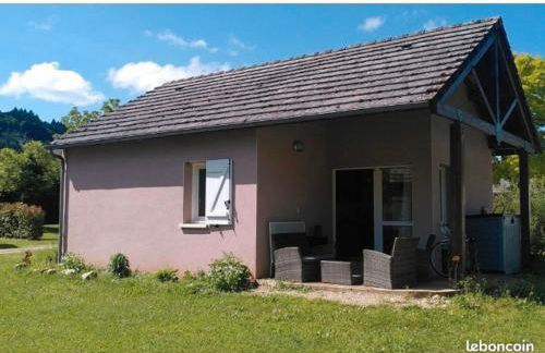 Maisonnette dans son écrin de verdure - Photo 1